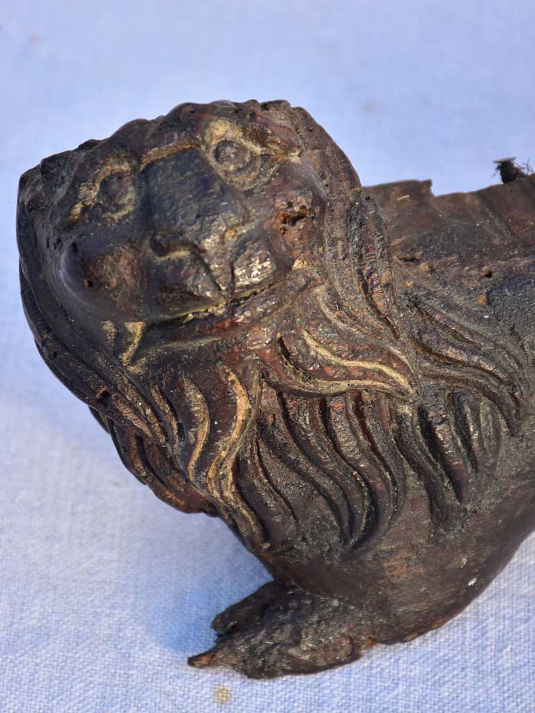 Rare 18th century Italian carved lion decorative element