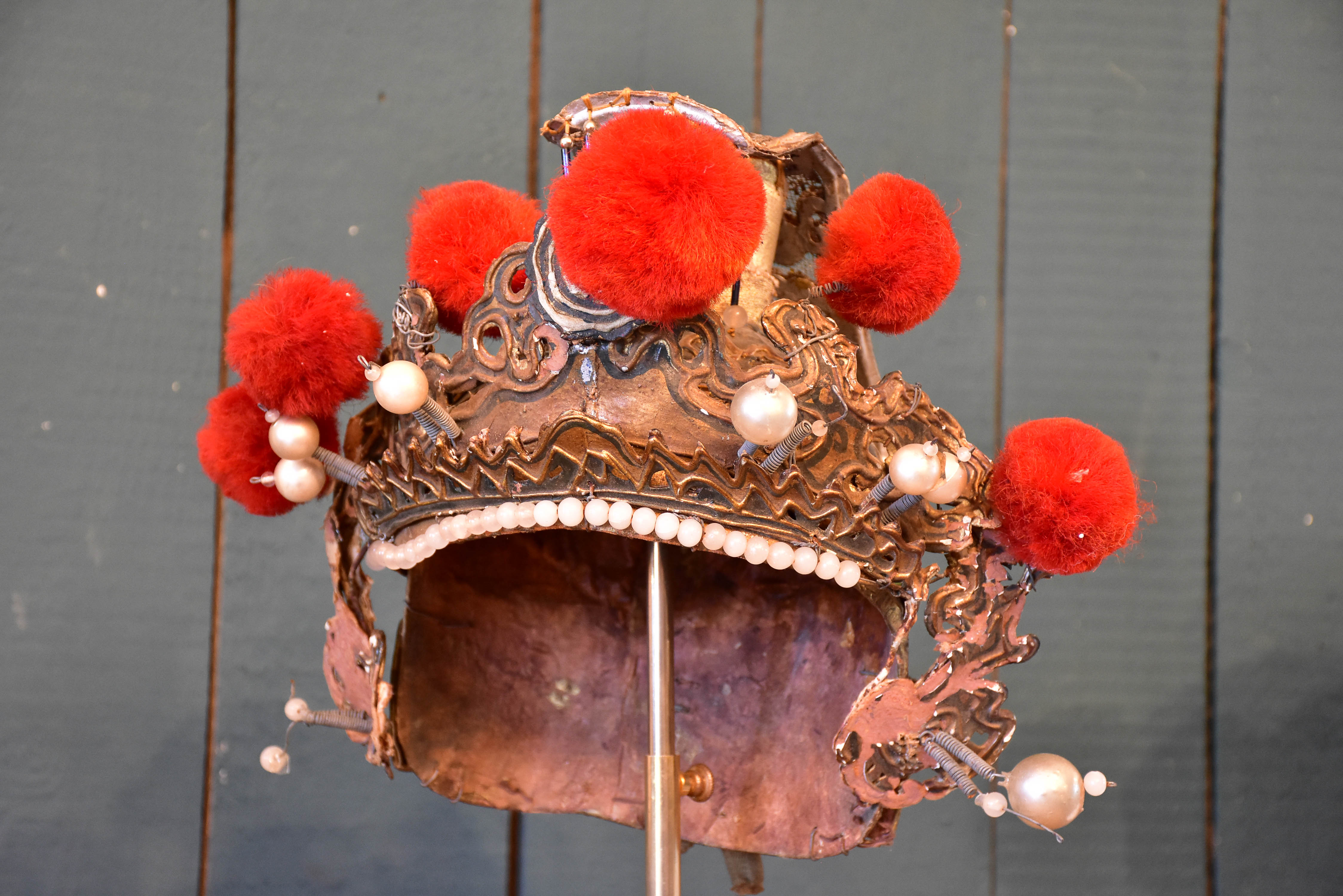 Theatre hat with stand from the Opéra de Pékin