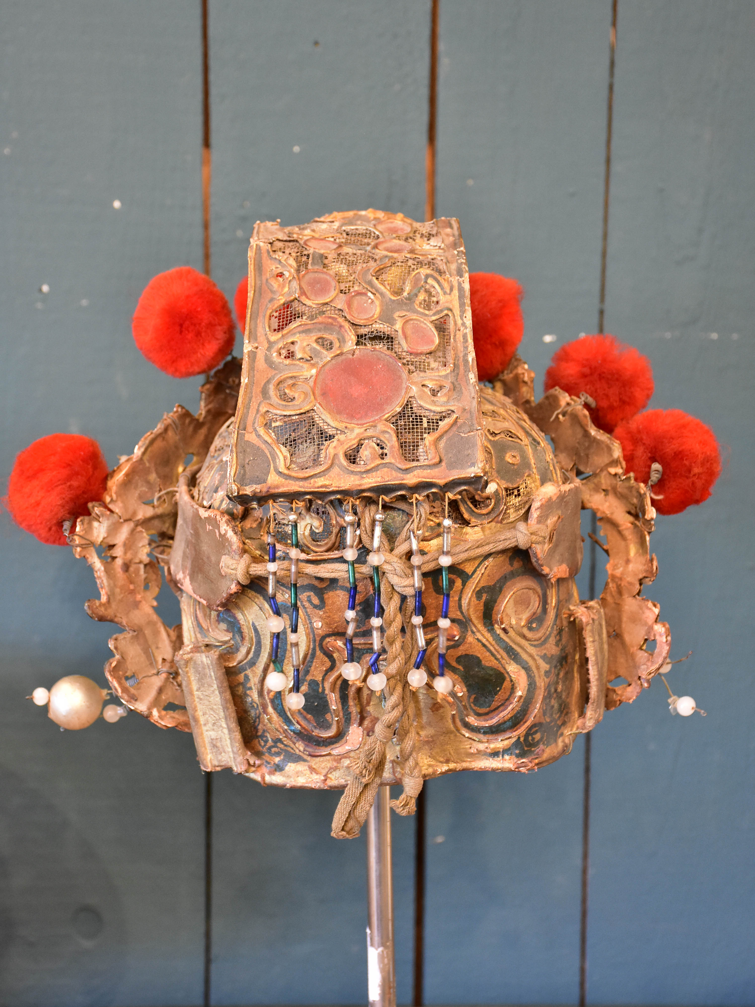 Theatre hat with stand from the Opéra de Pékin