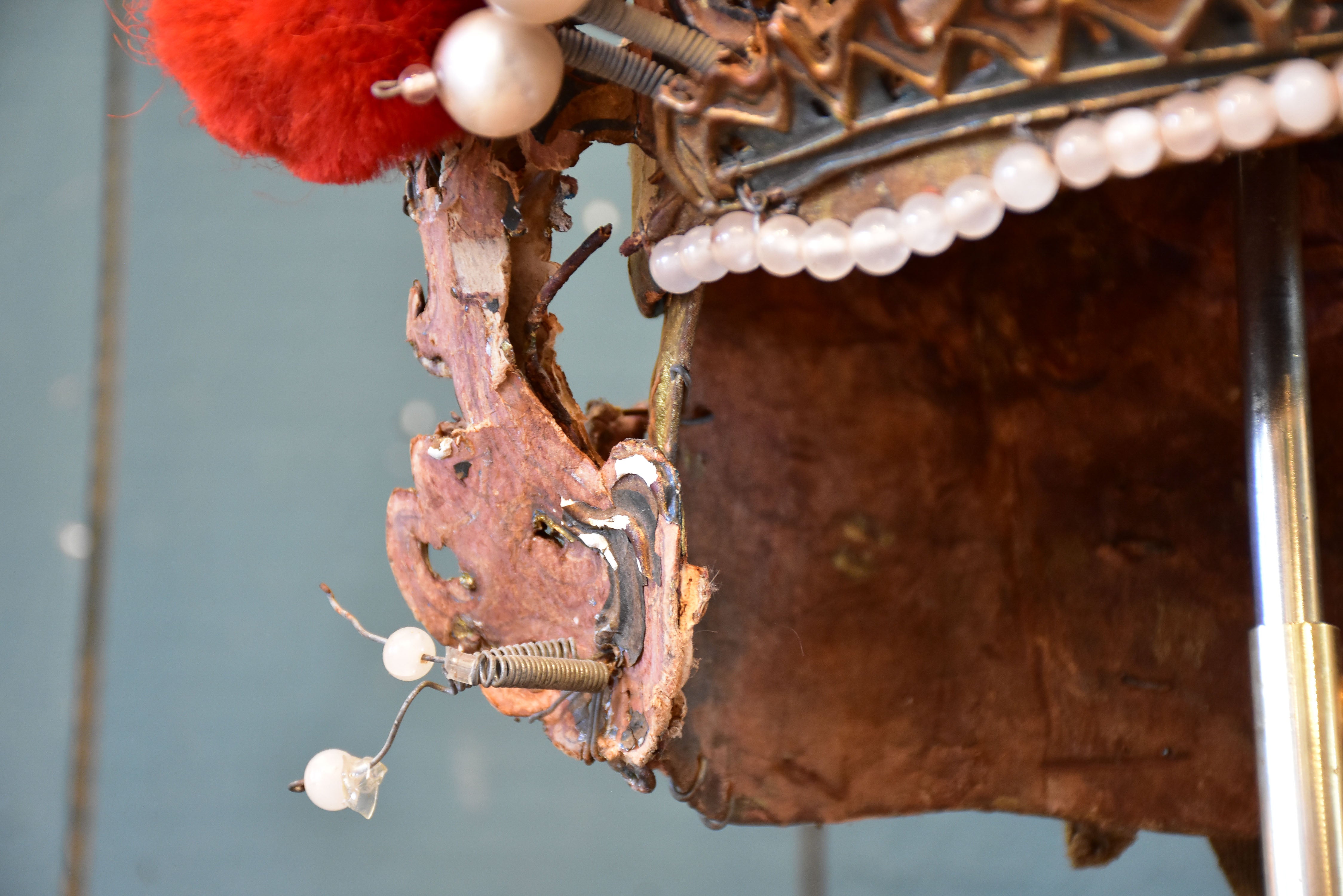 Theatre hat with stand from the Opéra de Pékin