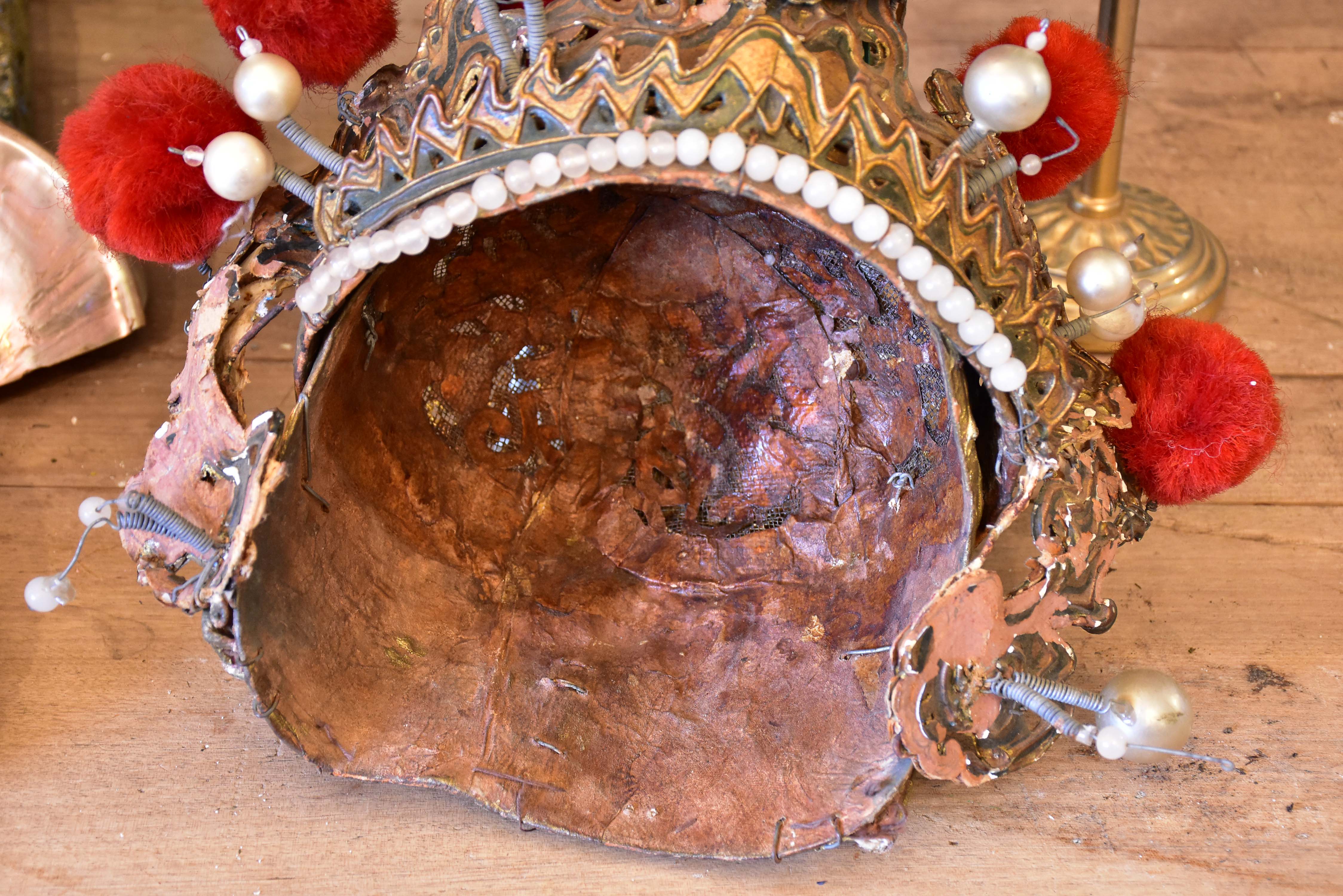 Theatre hat with stand from the Opéra de Pékin