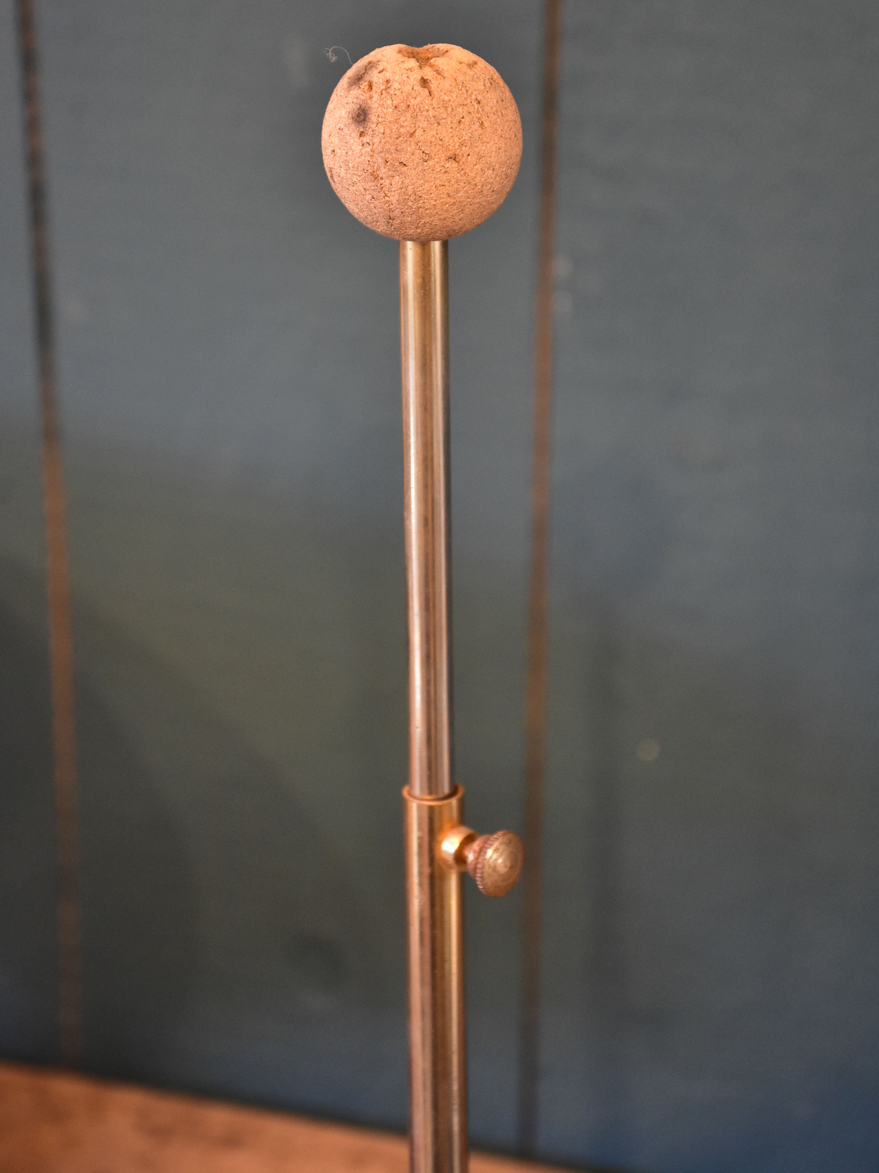 Theatre hat with stand from the Opéra de Pékin