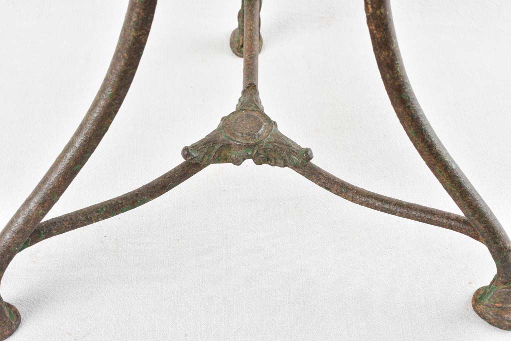 Arras garden table with hoof feet