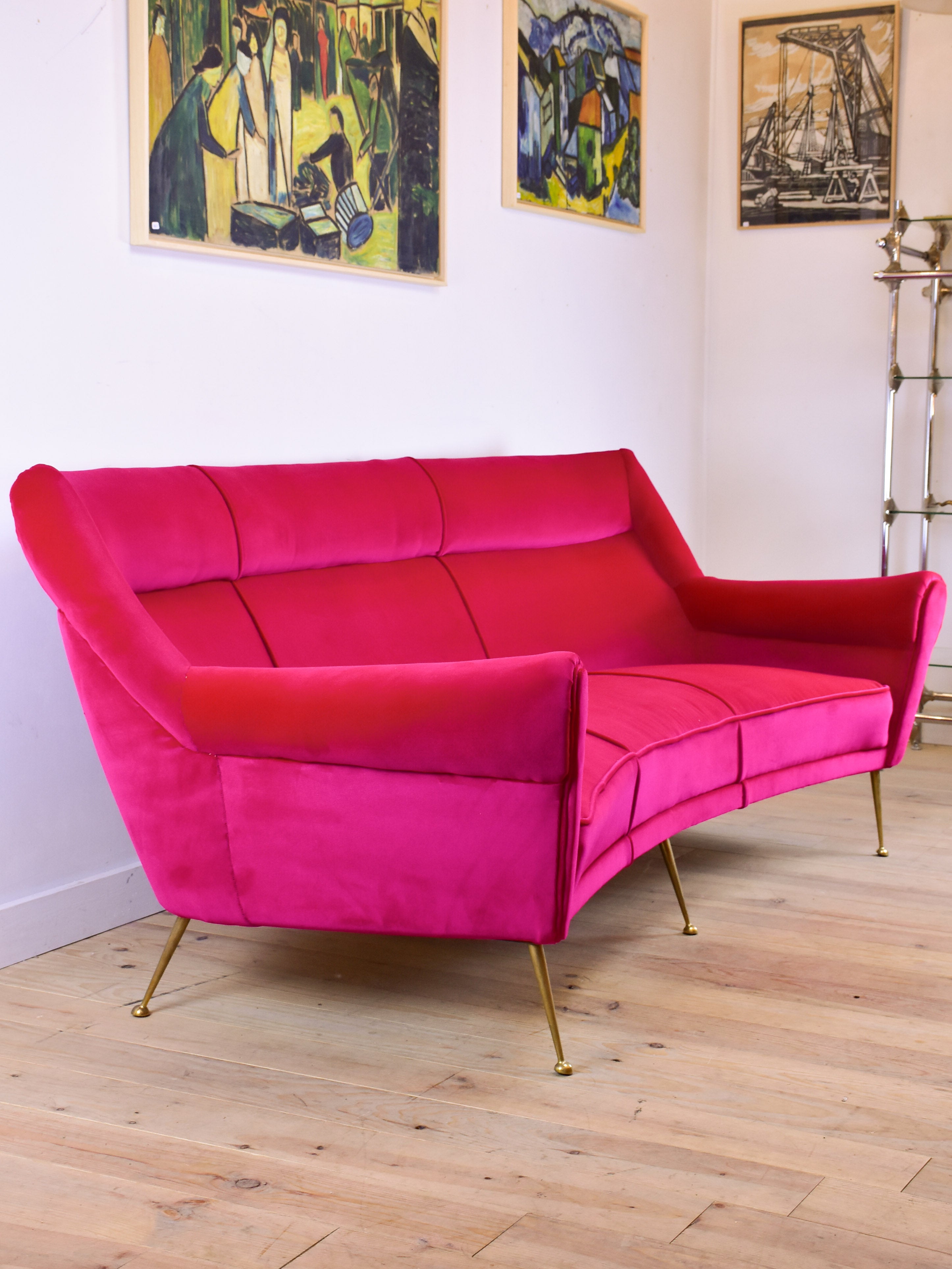 Vintage Italian sofa from the 1950's with fuchsia velvet upholstery