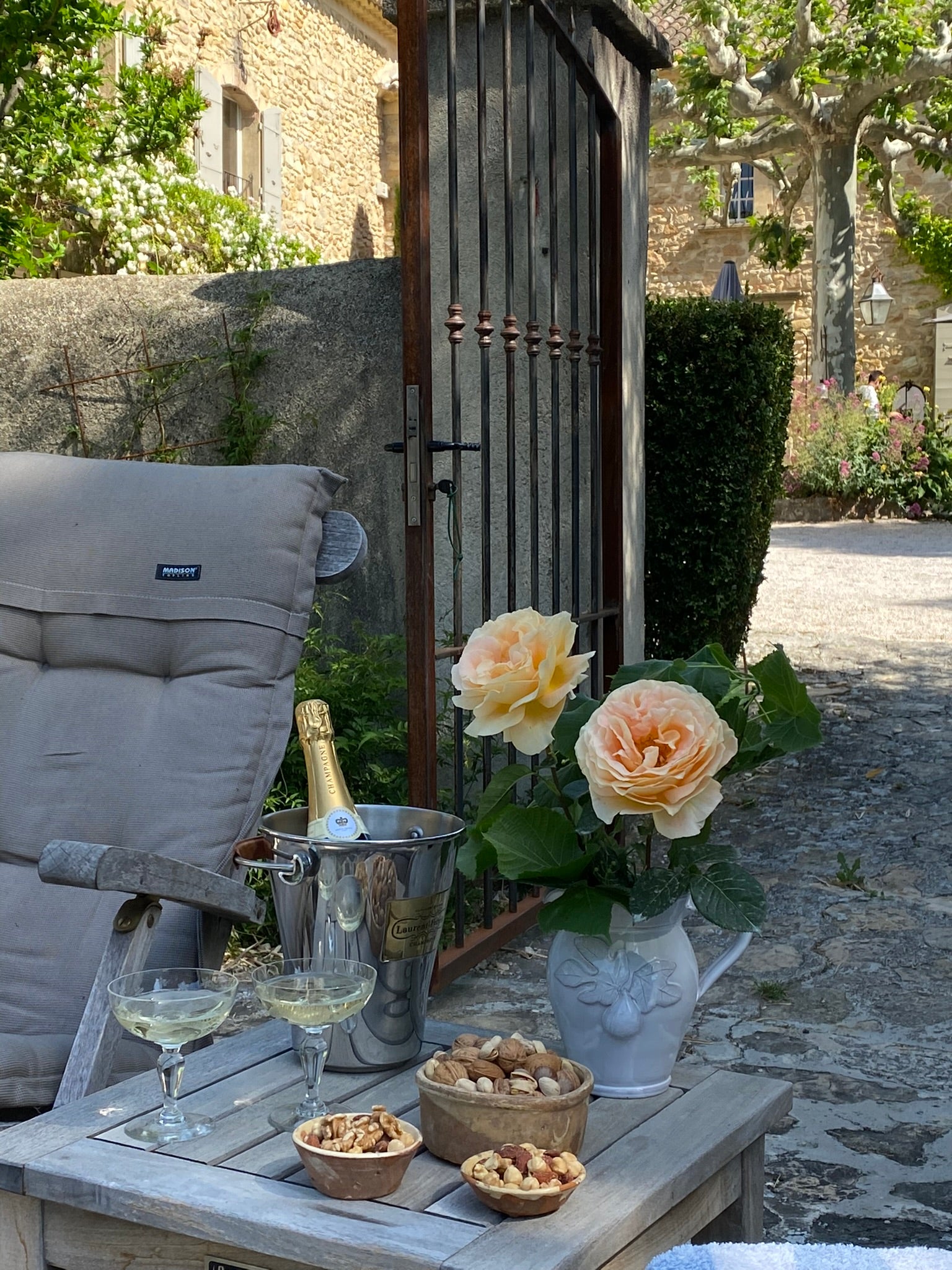 Distinguished set of champagne drinking glasses