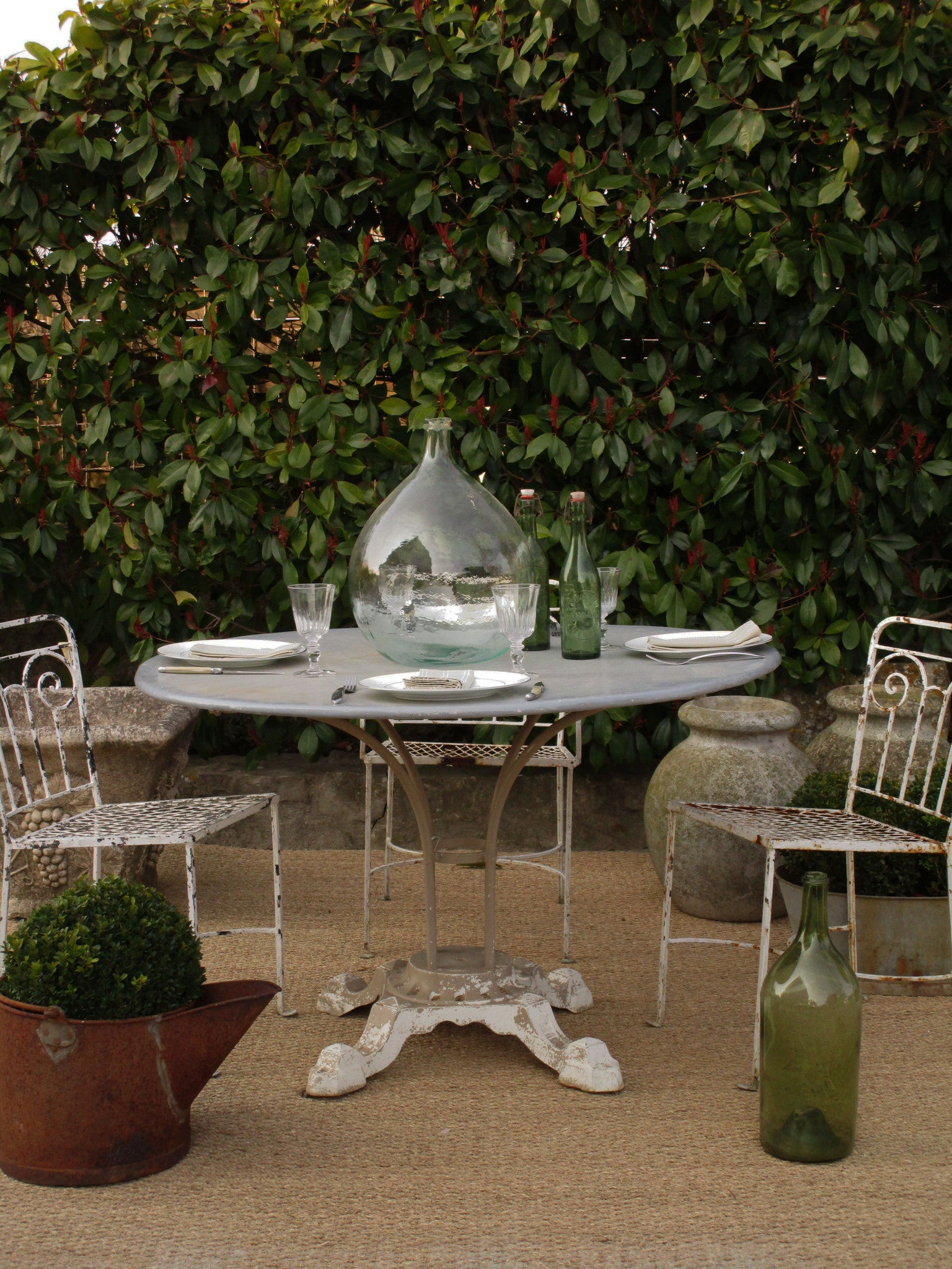 Round French table with cast iron legs - blue and taupe, six person