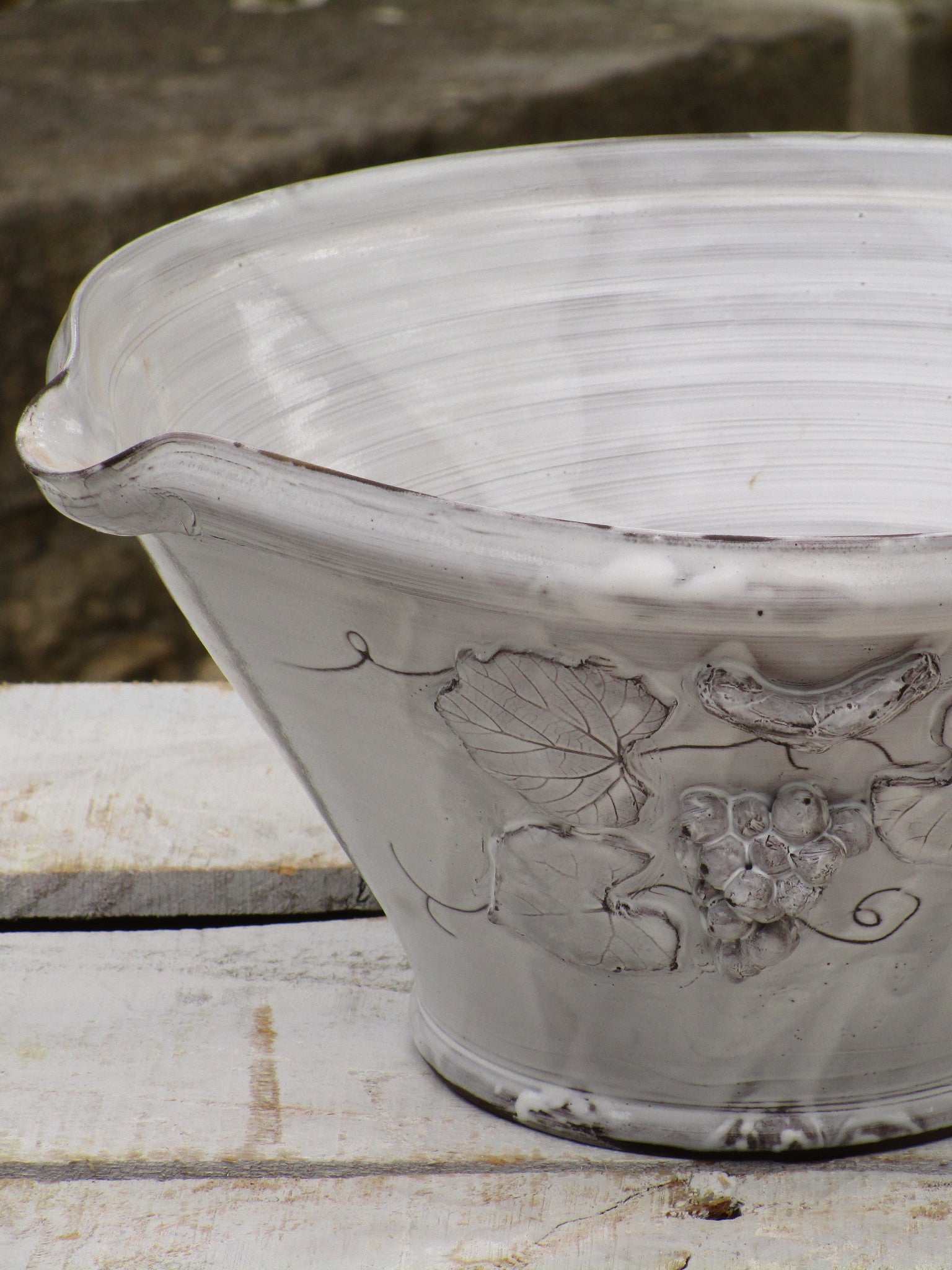 Salad bowl with garlic grater