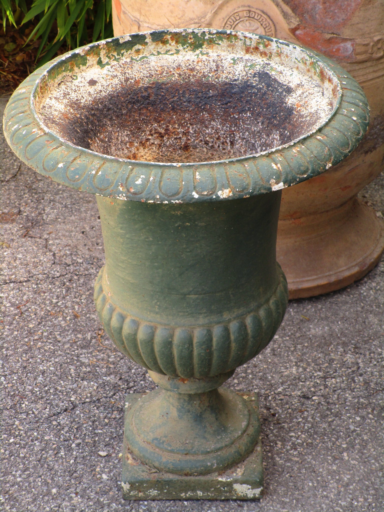 Large French Medici urn, dark green