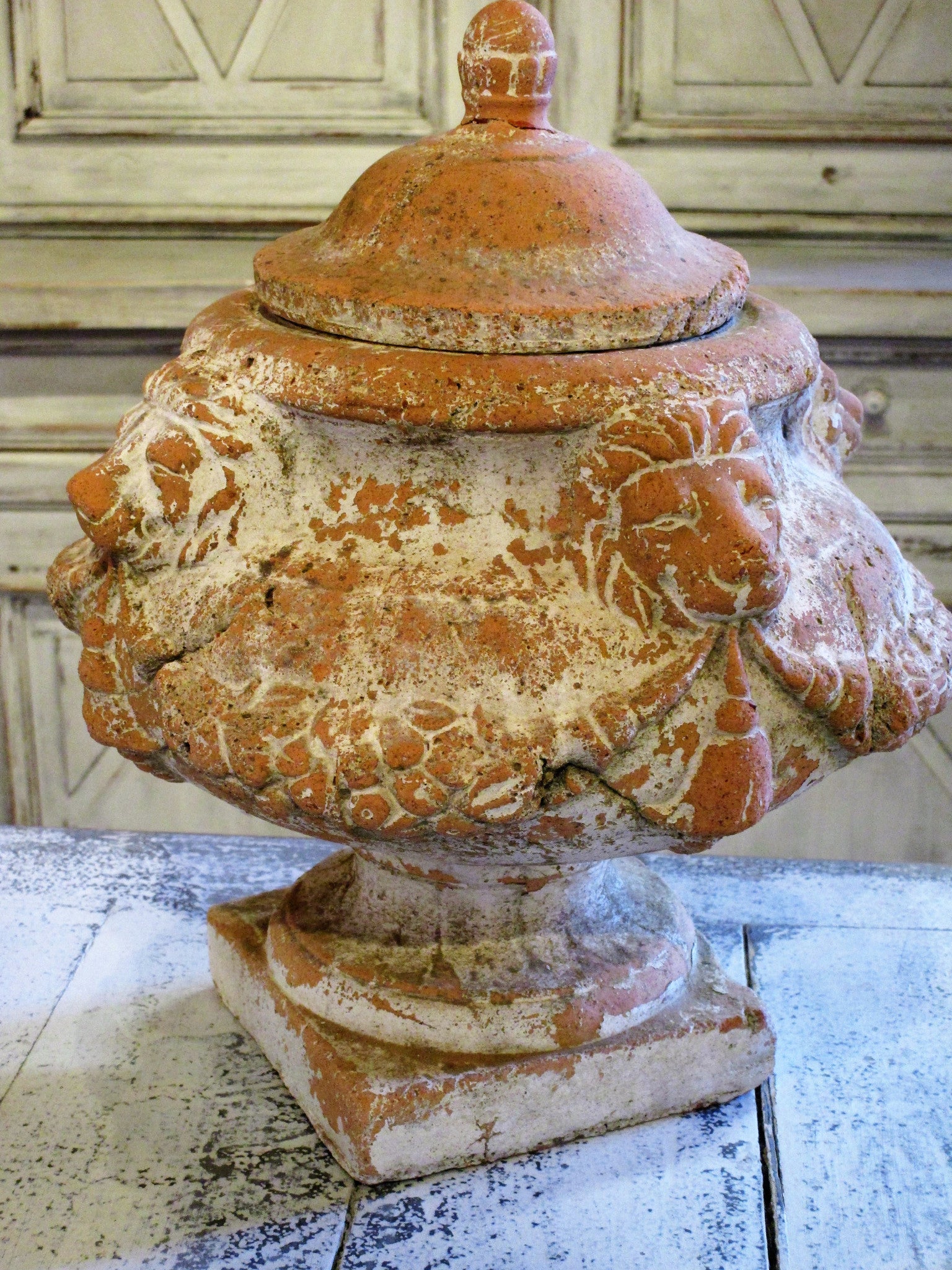 Decorative urn