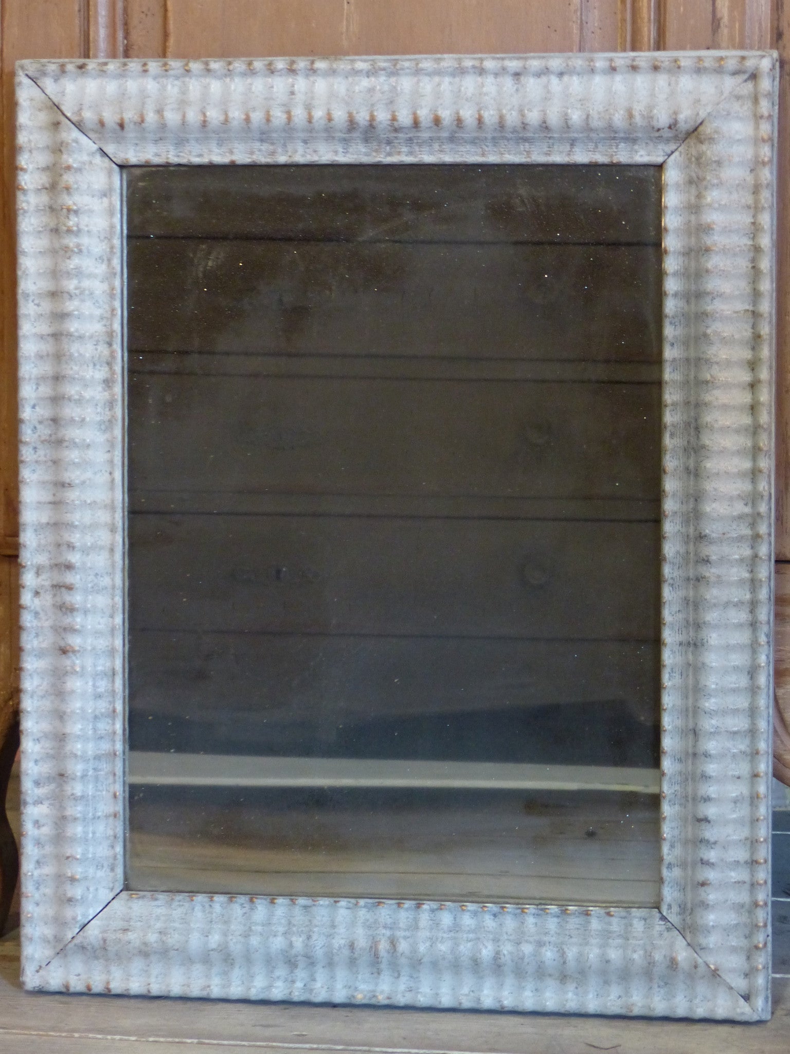 Rectangular mirror with rippled frame