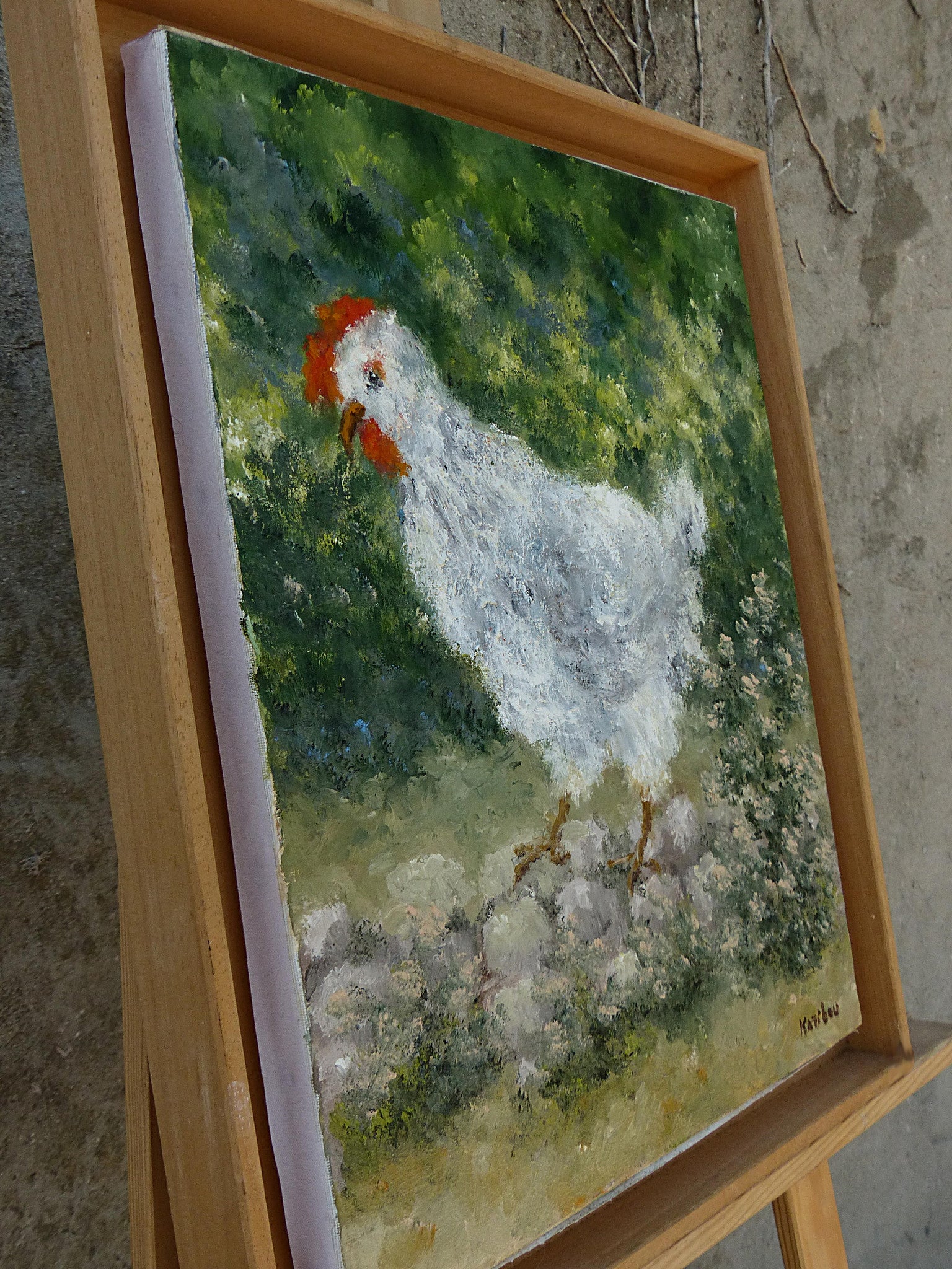 Une poule sur un mur