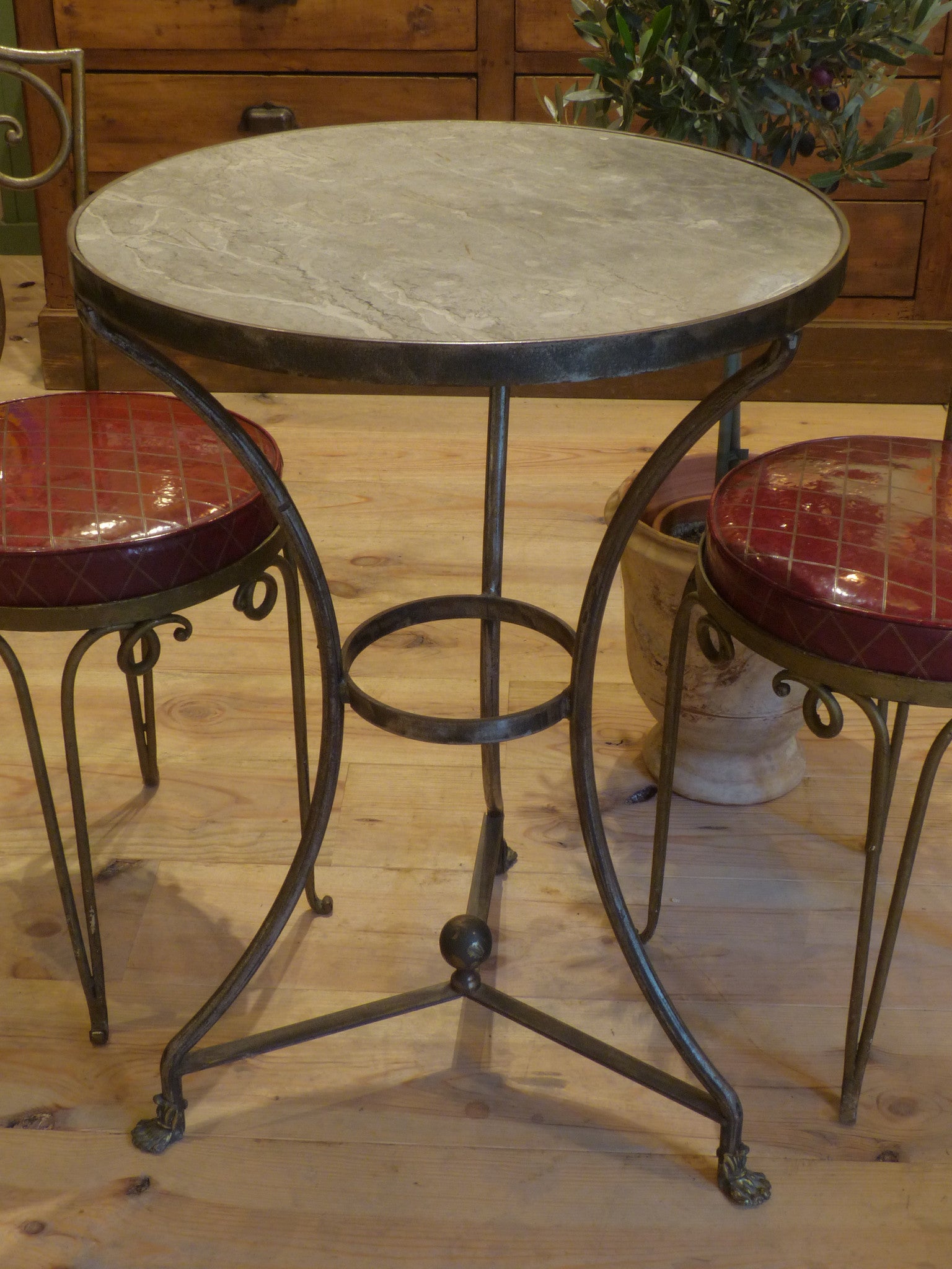 Round marble bistro table with cast iron legs – Chez Pluie