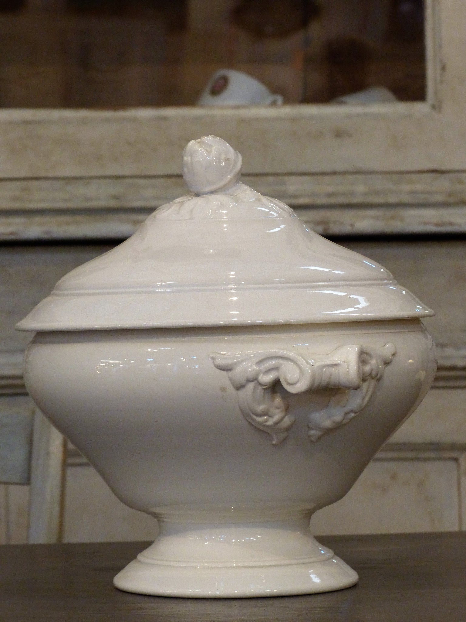 Late 19th century French soup tureen - white